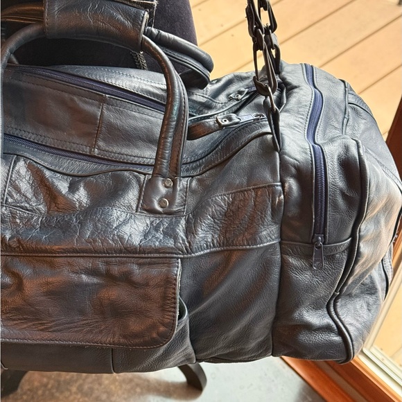 Mexican made navy blue leather carry on, duffle bag. Handles and removable strap - Picture 4 of 16